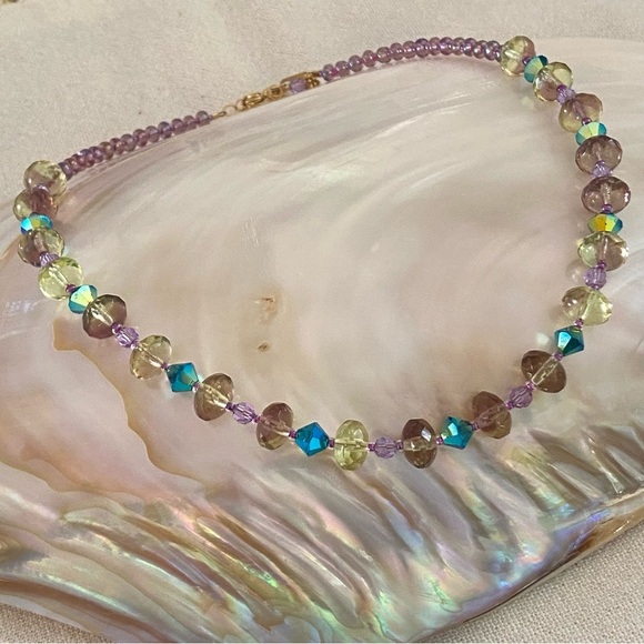 New Handmade Swarovski Crystals and Glass Beads Short Gold Necklace. - Picture 5 of 6